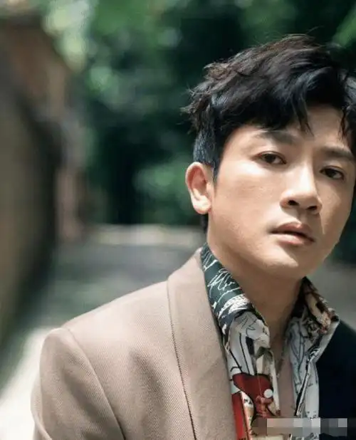 苏有朋为了洗清"整容"嫌疑,晒高清无美颜近照,能看到毛孔!