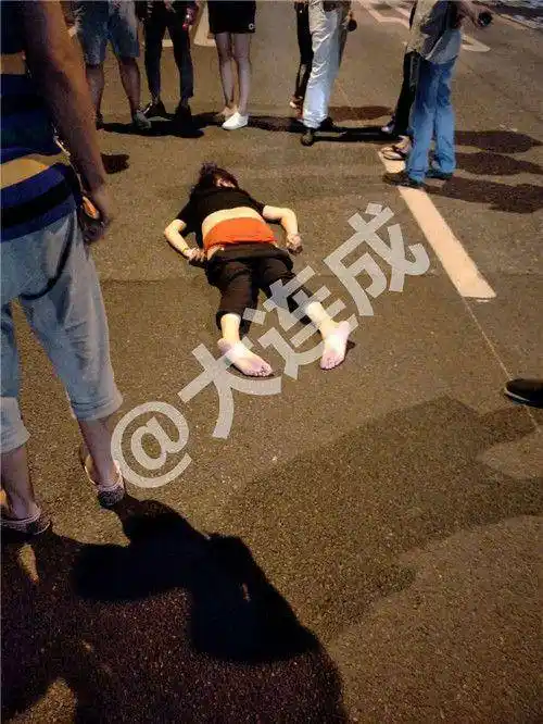 大连突发惨烈车祸 女子被撞断双腿抢救无效死亡