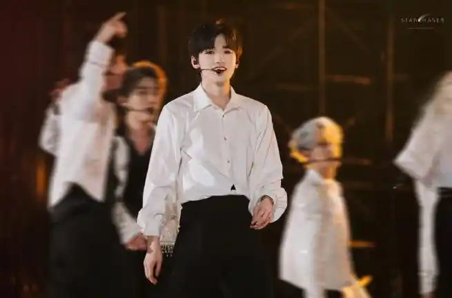 理想之途演唱会#"我终于让千百双手在我面前挥舞"@时代少年团-宋亚轩