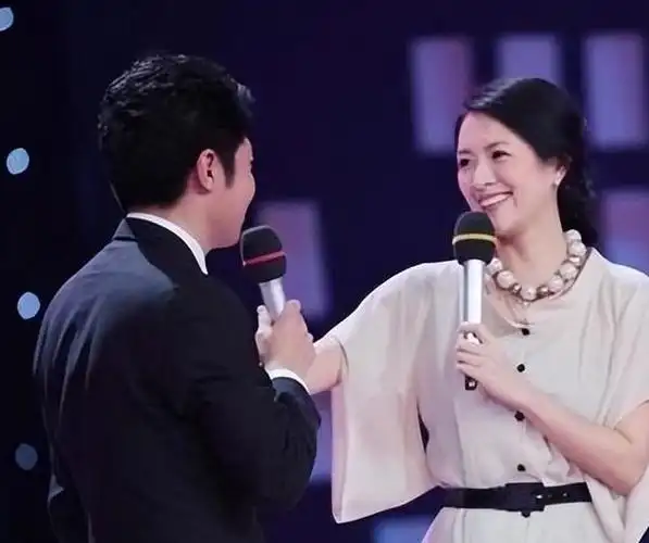 周一围还没亲,章子怡就张开嘴,伸直腿,难怪网友提醒朱丹要注意