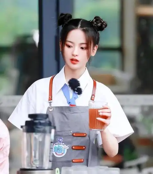 初中学历,"唱歌跑调","流量小花"杨超越是怎么走红的?