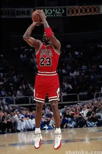 莱昂纳德与乔丹的投篮细节对比解析