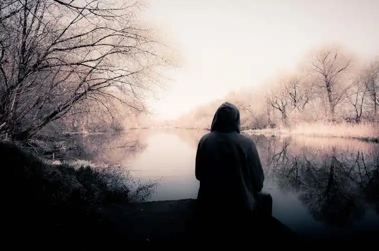 一个人坐在河边安静的发呆_动图网