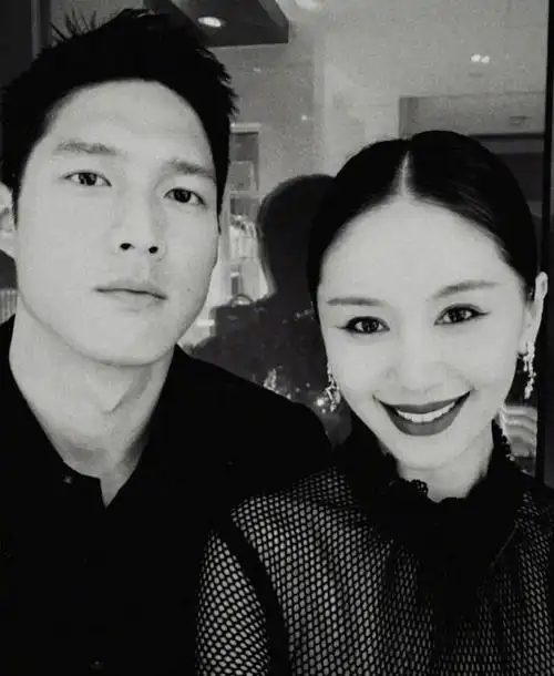 王子文官宣后大方秀恩爱!与圈外男友走红毯竟害羞,对视太温柔了