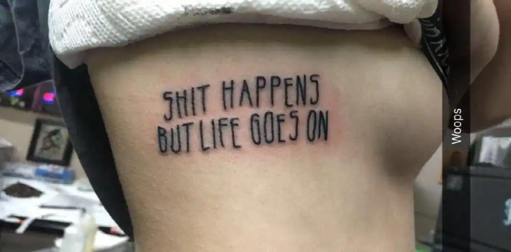 纹身英文字体女生侧腰上极简的英文字母纹身图片