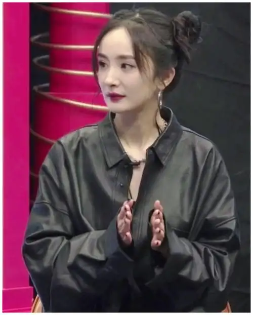 杨幂惊喜亮相《王牌对王牌》直播现场,双丸子哪吒头太吸睛