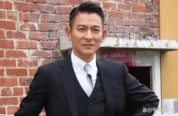 男人过了40岁,发型尽量不要留寸头,油头,换成这些才优雅有格调