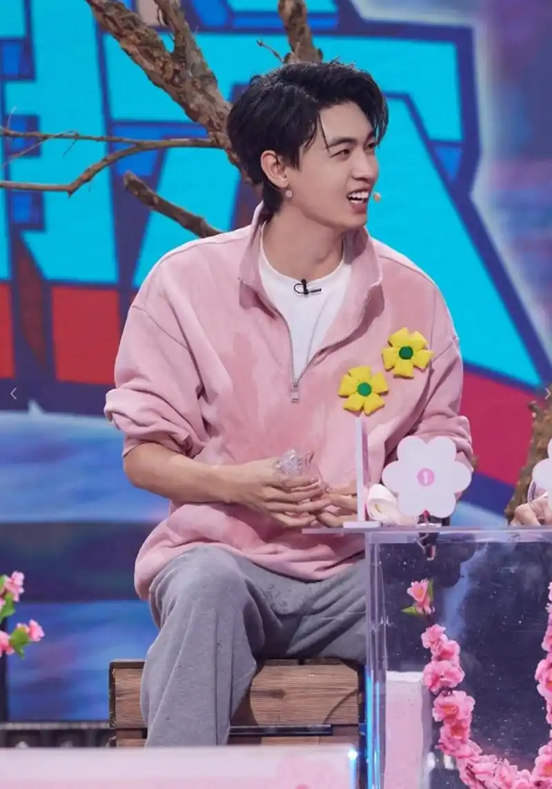 秦霄贤,艺名老秦,是德云社的相声新星.