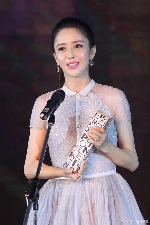 佟丽娅,一个曾经让无数人羡慕的女星,拥有美貌,才华和幸福的家庭.