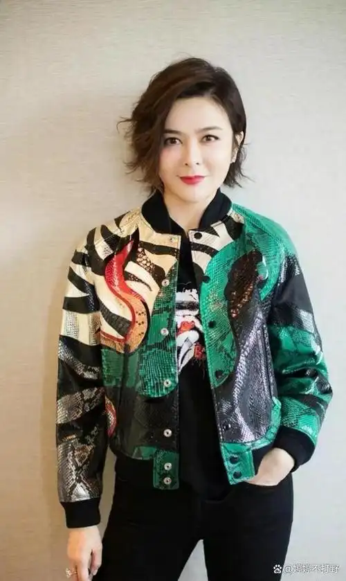 61岁的关之琳近日身穿红色运动套装录制节目的照片流出,她的这一装扮