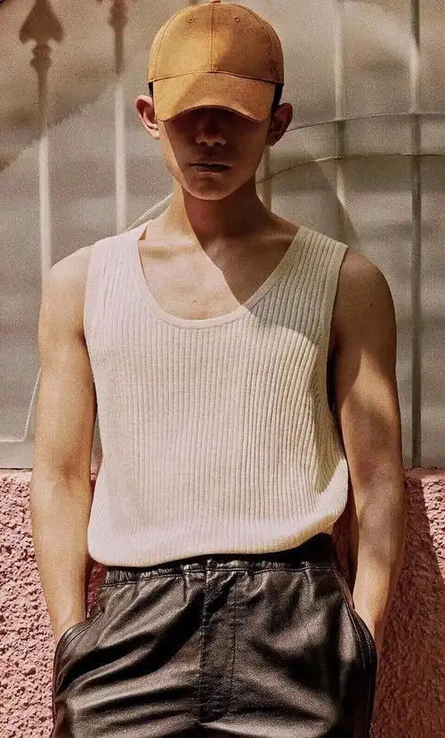 [易烊千玺][分享]190303 易烊千玺名品胸肌 荷尔蒙炸裂的撩人少年