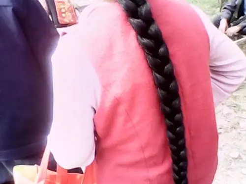 集市上手机抓拍长辫子(2)