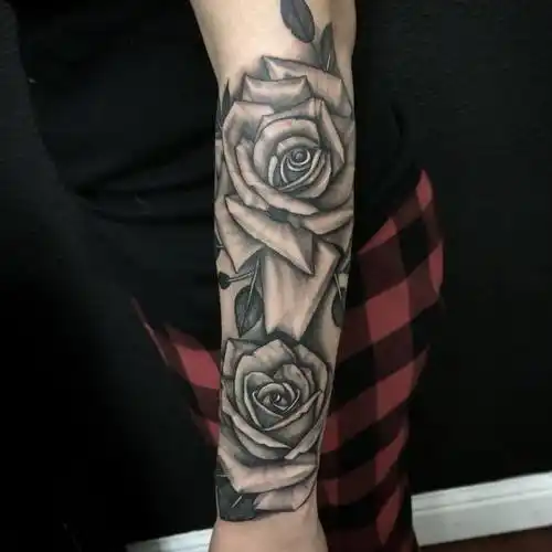小臂黑灰玫瑰纹身图案