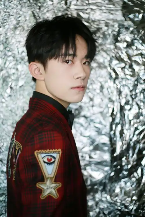 易烊千玺红色格子西装帅气高清图片