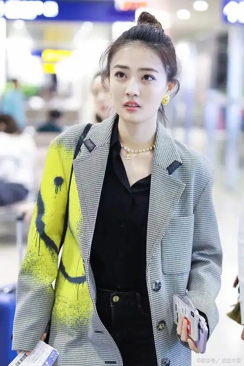 徐璐性感唯美,白色单肩礼裙,温婉清新,芬香动人