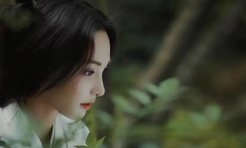 彭小苒白衣古风写真释出化身林间女侠清冷飒气