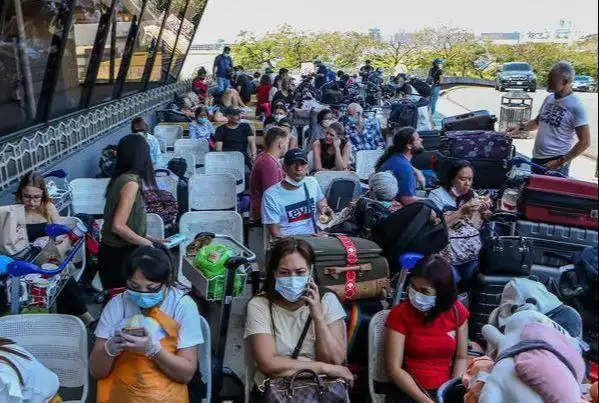 大批美籍华人掀"回国潮",被海关拒之门外后,机场满地打滚哭闹|美国