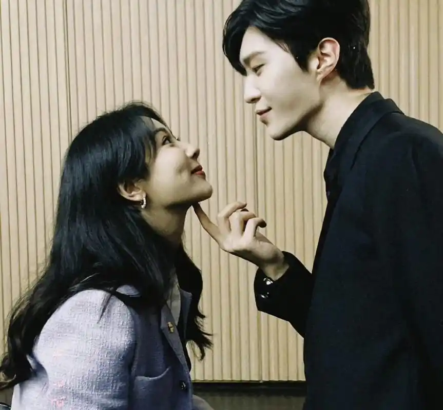 杨紫和范丞丞新剧甜蜜对视,氛围感十足,小猴紫与合作的男演员都很有cp