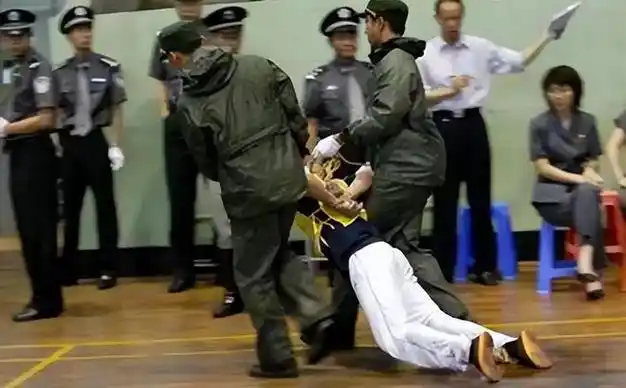 死刑执行现场:当犯人突然回头的那一刻,经验丰富的法警当场崩溃