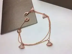 bvlgari 宝格丽满钻四裙子手链～双层链条搭配四个镶钻小