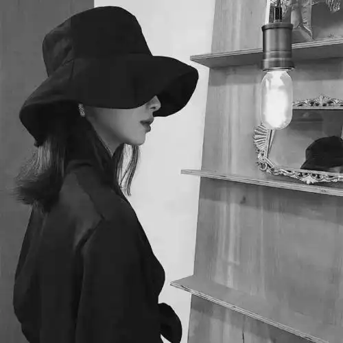 黑白女生头像高冷,等得辛苦,却不辜负