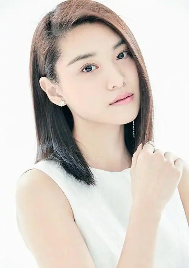 90后新生代演员王嘉宁曝光一组初春写真,干净素雅的妆容映衬出立体