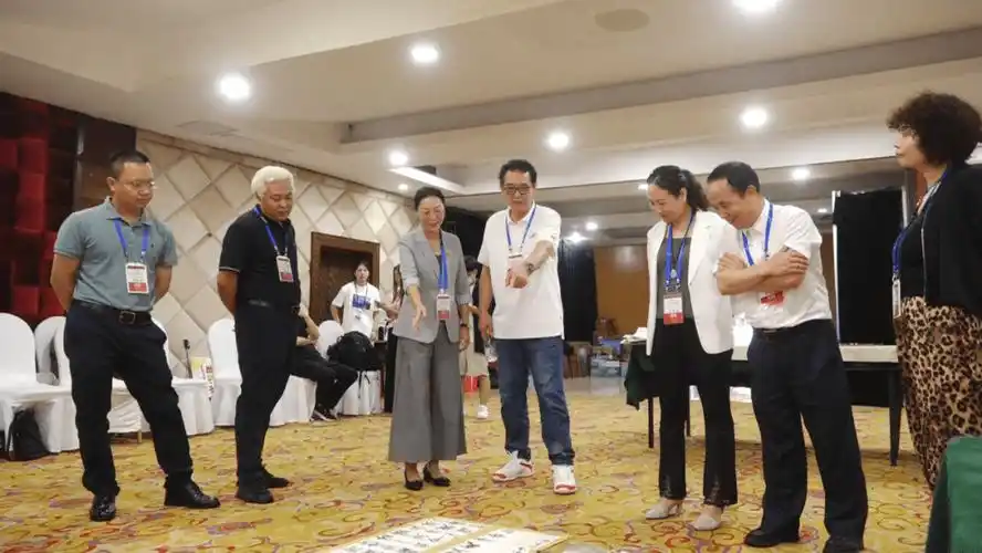 文化艺术基金会大手牵小手项目负责人王智玉,画家陈斐鹏,书法家严浩