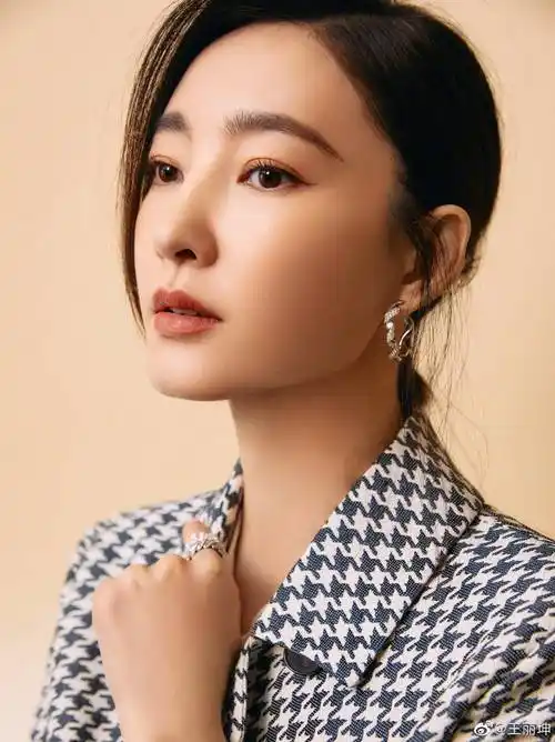 素颜女神王丽坤分享新造型, 女神情路坎坷令人唏嘘_乔振宇_于和伟