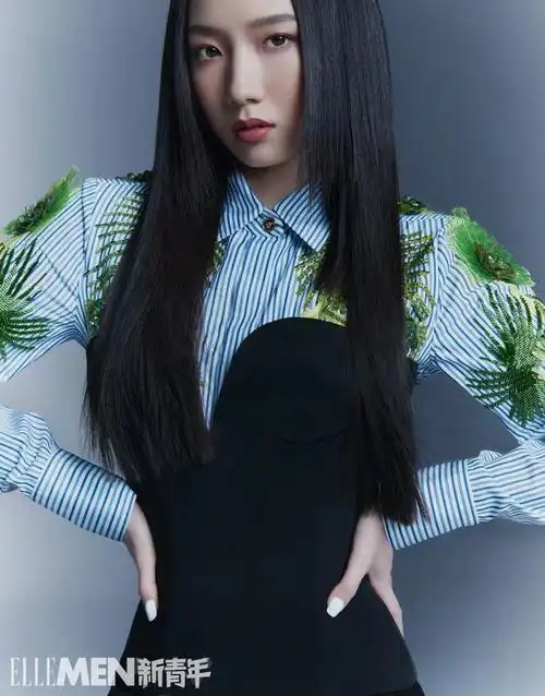 孟美岐登夏季大片,黑长直造型,演绎日系摩登女郎