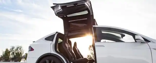 特斯拉model3后座开门方式