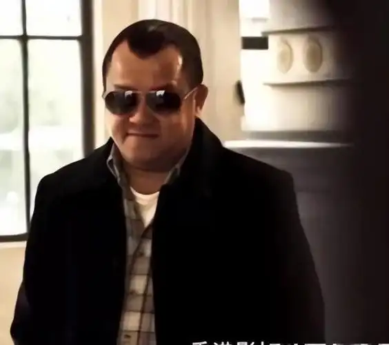 曾志伟与乔妹合影好逗趣!眼神瞅人胸部还吐舌头,紧贴肩膀笑意浓