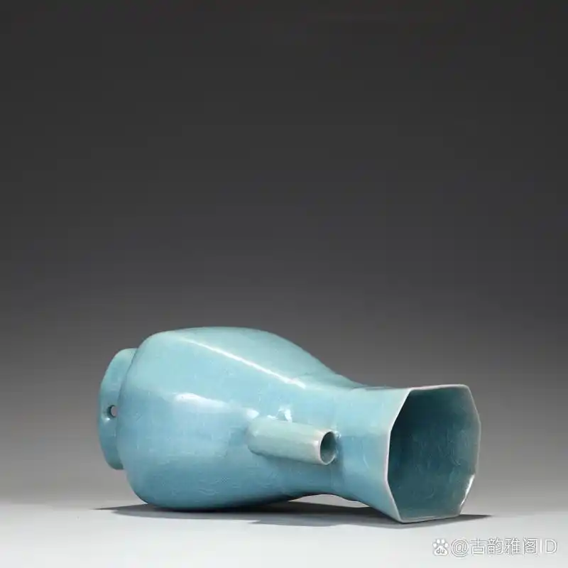 旧藏 北宋 汝窑天蓝釉冰片纹八方贯耳瓶 尺寸:高22公分 肚径13公分