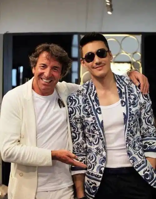 胡兵和胡歌一起合影,胡歌身高185都显矮了,他们都是黄金单身汉-猪泡泡