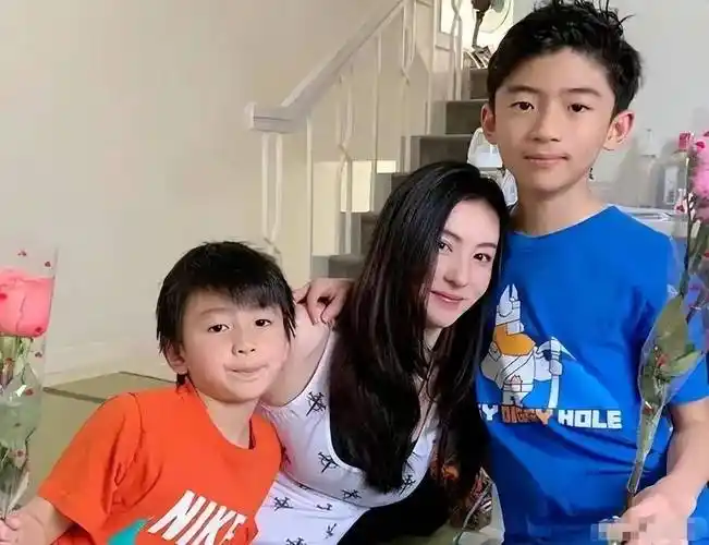 张柏芝三个儿子大变样!