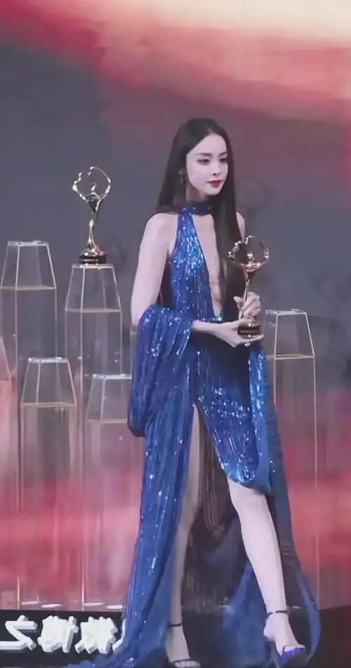 古力娜扎身着蓝色礼裙亮相,优雅端庄,成为焦点|模特|刘诗诗|赵丽颖