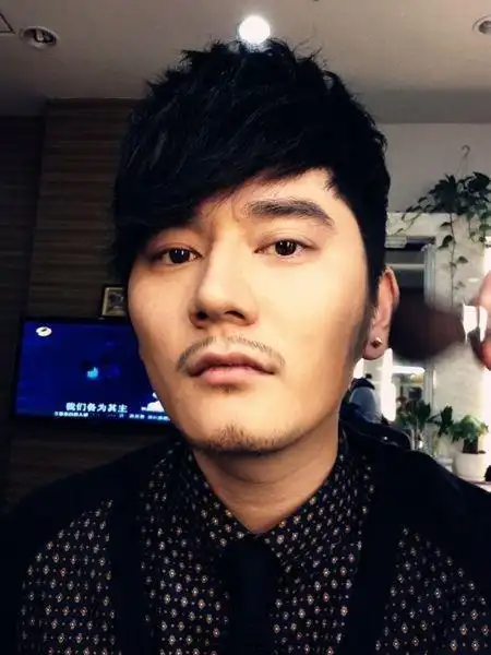 钱枫晒旧照,穿军装帅气逼人,如今"胖"若两人