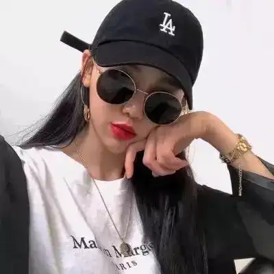 头像女生霸气戴帽子眼镜