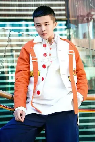 佛系少年郑斯仁爆橘色系写真 暖心治愈青春气息挡不住