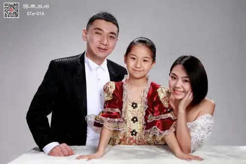 国泰照相三人全家福照服体