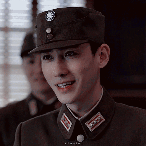 3134333677军装加特林续命"我想和加特林谈个恋爱"@朱一龙