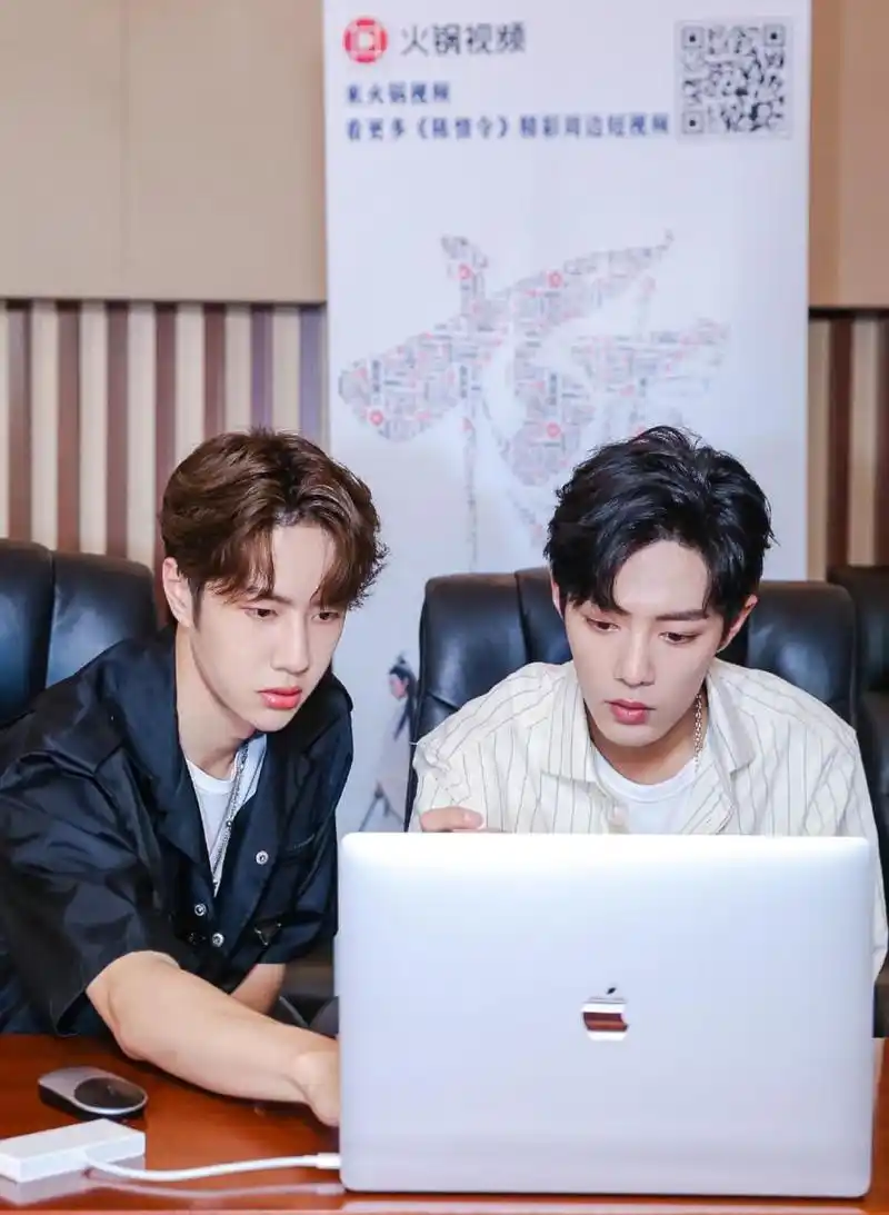 还是从《陈情令》开始认识肖战和王一博的,都不记得有多久没看到这