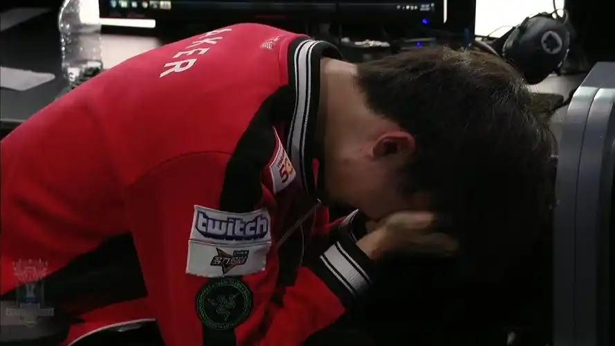 就是于去年世界赛第一次被握手的中路大魔王─faker,skt于去年(2017年