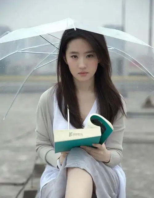 刘亦菲撑伞看书,穿搭也太少女了,31岁的年龄16岁的模样