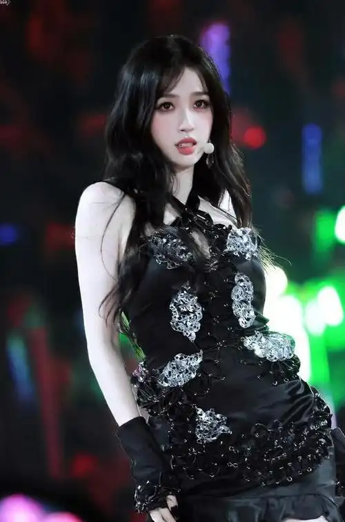 当年我大概是"瞎"了,才会觉得舞台上的虞书欣不够优秀