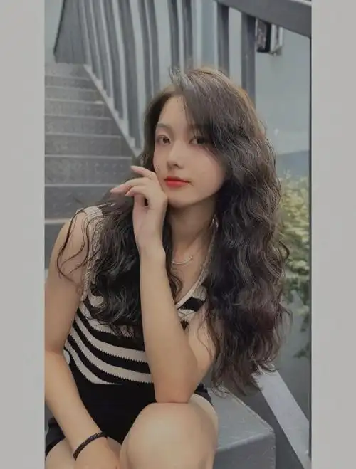 长发脸圆头顶塌的女生一定要烫的卷发发型