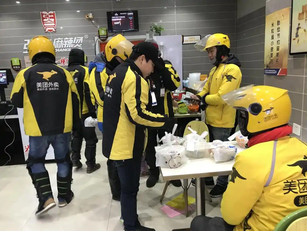 外卖小哥春节没休息上班第一天依然忙不停