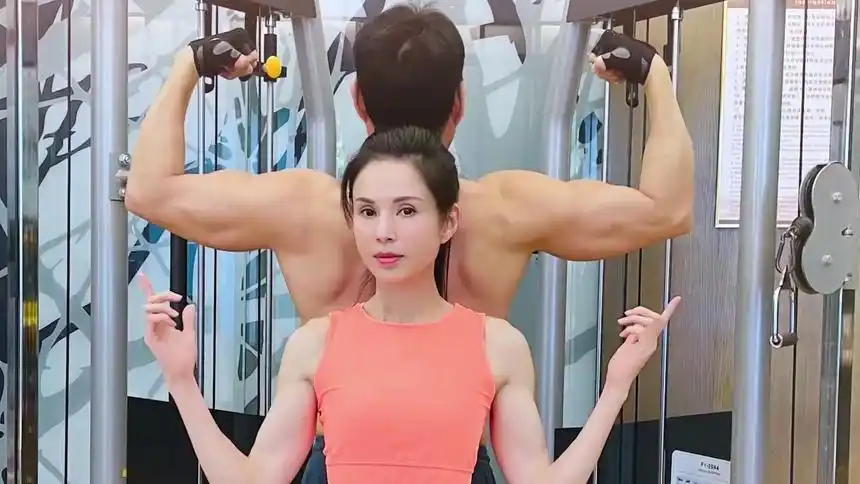 开心李若彤张丰毅健身组合名为霸王龙