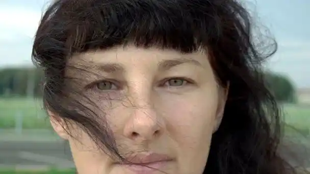 风吹头发.缓慢的运动.迷人的女人,黑发,自信,漂亮.多风的天气.视频