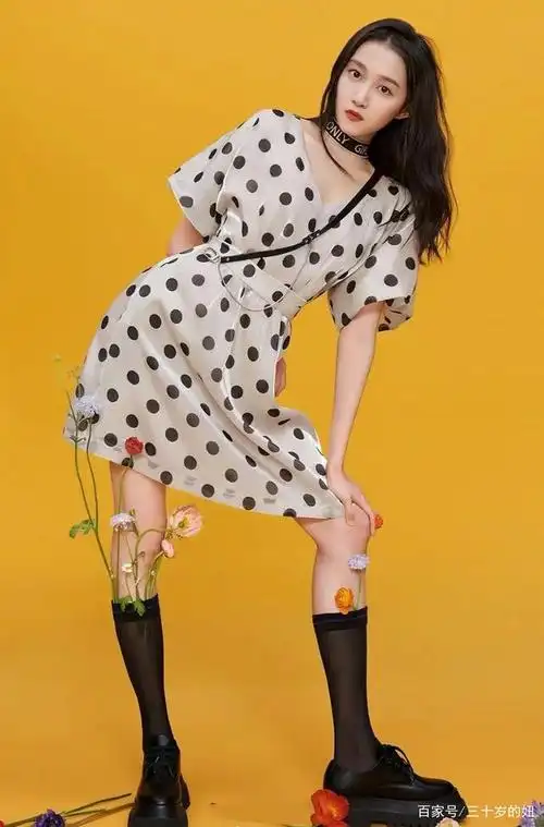 only代言人关晓彤,初夏"大片"全新登场,演绎个性多元时尚