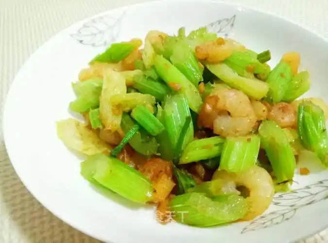 芹菜炒虾仁的做法步骤_苗苗私房菜_美食天下